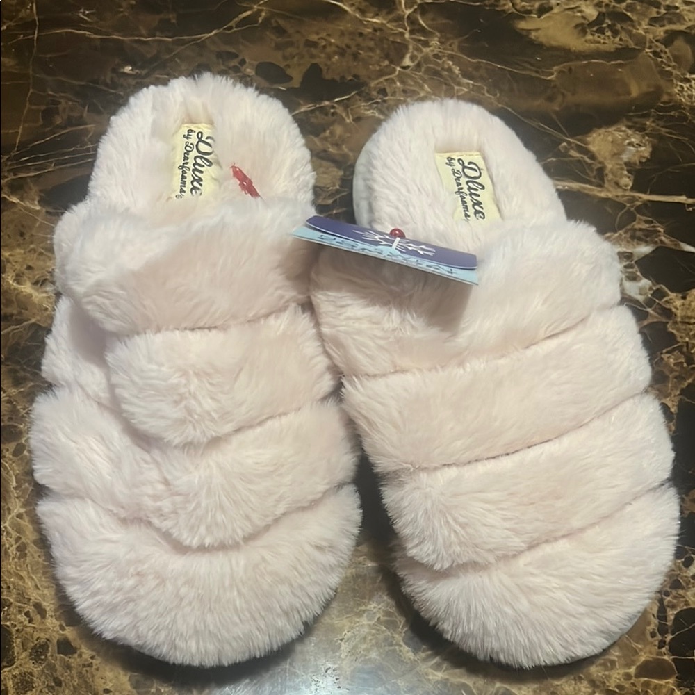 Dearfoams deLuxe Pink Plush Slippers with Cozy Design - Picture 1 of 7